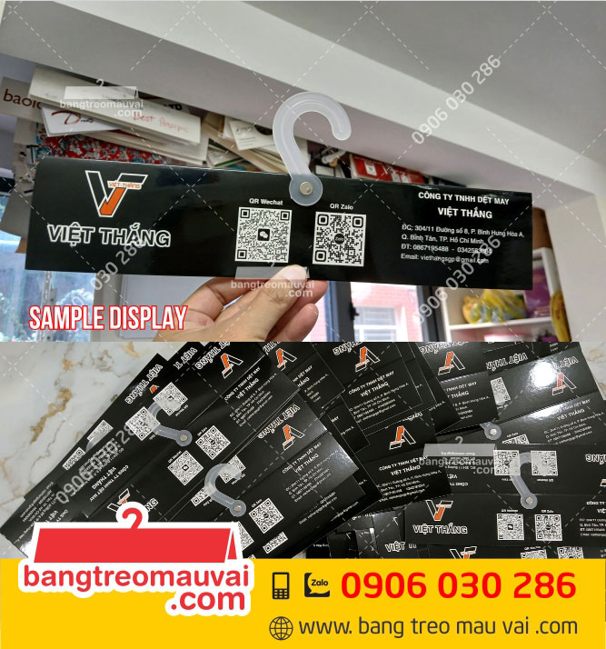 Xưởng-in-bảng-treo-mẫu-vải-tại-TP