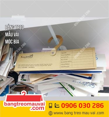 Bảng treo mẫu vải gắn Móc chất liệu Bìa