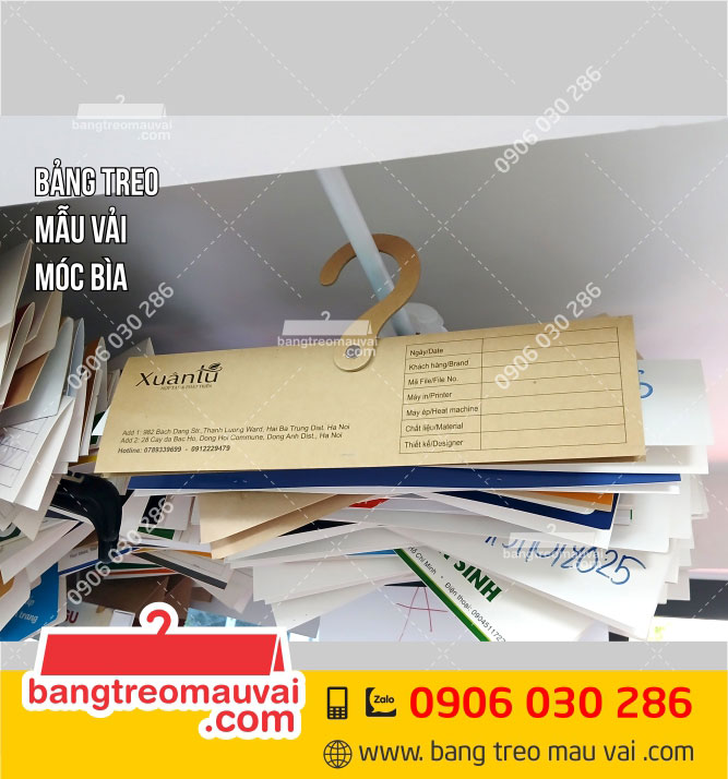 Bảng-treo-mẫu-vải-gắn-móc-chất-liệu-bìa